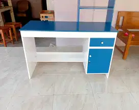 Meja kerja minimalis