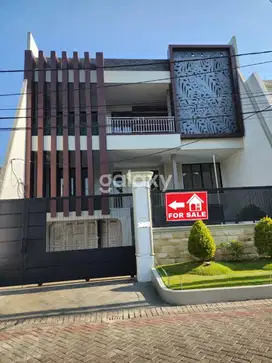 Hunian Elit 3 Lantai di Araya 1 - Basement 5 Mobil, Lift Oti