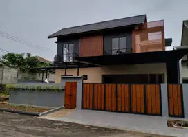 Rumah Baru Hook Selatan Modern Taman Luas 2 Lantai di Puspita Loka BSD
