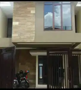 rumah 2 lantai lokasi strategis