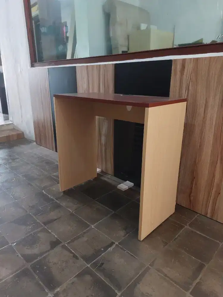 Meja tulis atau meja belajar