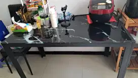 Meja makan permukaan kaca