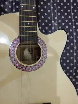 GITAR YAMAHA KW...BELIIN UNTUK ADEK ...DIA PINDAH KOS JAUH...G KEPAKE
