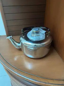 Teko minum dari stainless steel brand Midea
