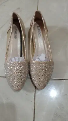 Sepatu sandal wanita
