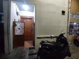 DIKONTRAKKAN / DISEWAKAN RUMAH DI PADEMANGAN