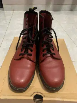 Preloved Sepatu DocMartin Classic Wrn Marun Sz 41 Kondisi Like New