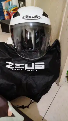 Helm premium Zeus