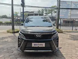 DP Rendah  14JT Toyota Voxy 2.0 Bensin-AT 2018 Hitam