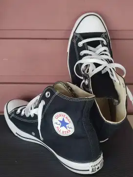 Sepatu Sneaker Converse Chuck Taylor