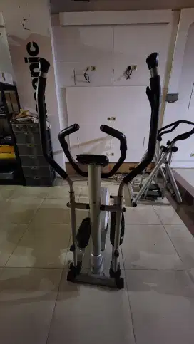 Alat olahraga AIR WALKER DAN ELLIPTICAL CROSS