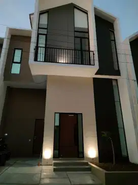 Rumah 2 Lantai Dekat Kampus PGRI