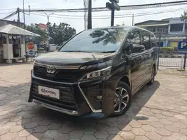 DP Rendah  14JT Toyota Voxy 2.0 Bensin-AT 2018 Hitam