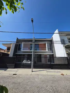 Rumah Kutisari Indah Utara, Mungil berkualitas, depan taman langka, Ba
