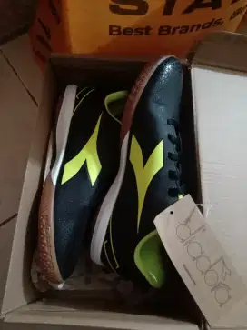 Sepatu futsal diadora