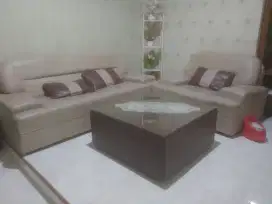 Sofa sudut dan meja