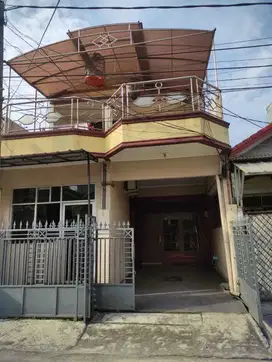 Dijual Rumah 2 Lantai Berlokasi Strategis di Taman Harapan Baru, Bekas