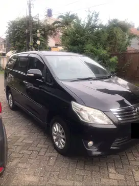 MOBIL TOYOTA KIJANG INNOVA 2.0 V BENSIN AUTOMATIC HITAM TH. 2012