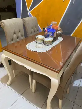 Meja makan 4 kursi