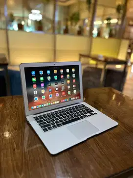 Macbook Air Core i5 8Gb 1600 MHz SSD 128 GB Siap Pakai Layar 13 Inch