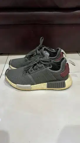 Sepatu Wanita Sneakers Adidas NMD R1 Preloved