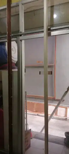 Kaca dan aluminium bekas toko