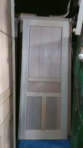 Pintu kayu minimalis