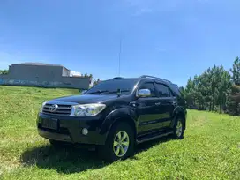 Toyota Fortuner V 4x4 AT Tahun 2010 • Warna: Hitam