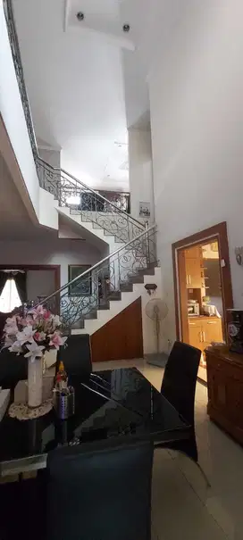 Rumah bagus dan apik 2 lantai di Permata buana
