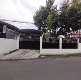Disewa Rumah Siap Huni Luas 465 m2 Ada Pagar Di Daerah Tambaksari, Sur