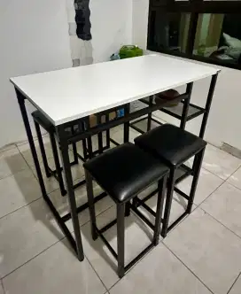 Meja makan informa