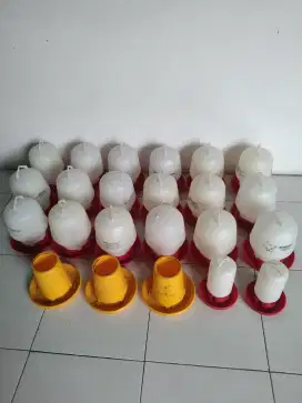 Tempat minum dan tempat makan ayam