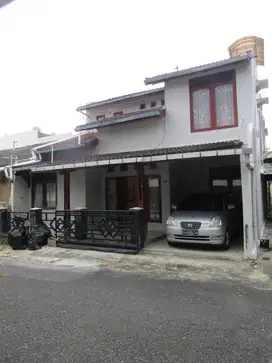 Disewakan Hunian Nyaman 2 Lantai Lokasi Kampus dan Dekat Pakuwon Mall
