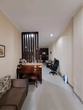 Rumah bangunan Mandiri, Minimalis modern, 2 LT, Timur, di Cluster Banj