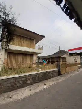 Dijual rumah usaha bekas Cafe / Warung di Borobudur Utara Malang