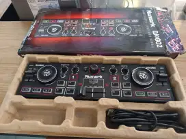 DJ controller mini Numark DJ2GO2 bekas