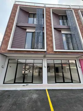 RUKO DEPAN JALAN RAYA 3 LANTAI ADA ROOFTOP  JAGAKARSA JAKARTA SELATAN