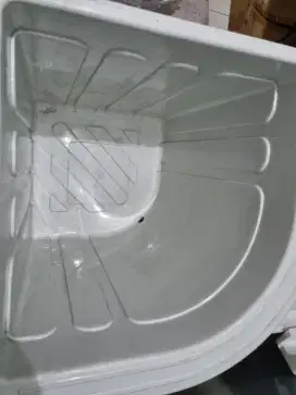 Bak air putih sudut tisson