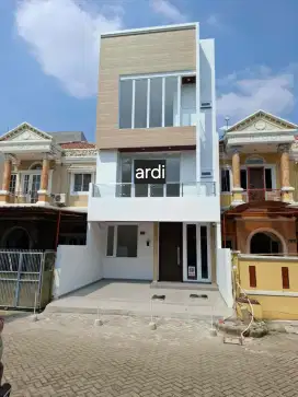 Dijual rumah baru 3 lantai depan taman City Resort malibu