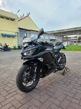 Kawasaki ZX25R Std Hitam 2020