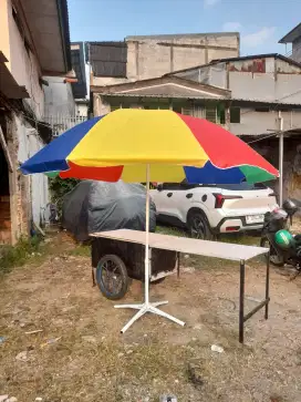Paket usaha gerobak tarik motor praktis. Meja + payung