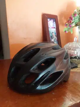 Helm sepeda warna hitam