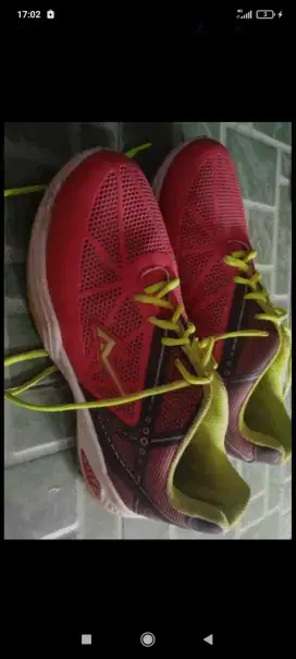 Sepatu joging enaken