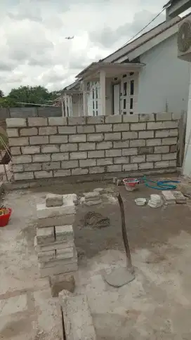 Tukang bangunan serba bisa