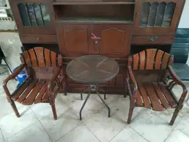 2 kursi kayu, 1 meja kaca besi