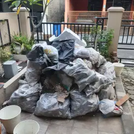 Barangkal bekas bongkaran meja beton dapur
