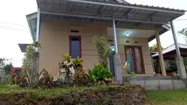 Dijual 2 unit rumah tinggal siap huni, halaman luas