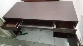 Meja kantor atau meja belajar