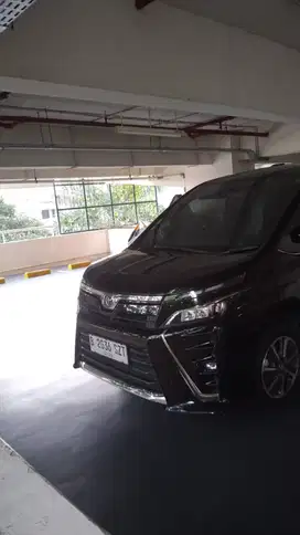 TOYOTA VOXY (2018)