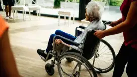 Mencari pekerjaan caregiver ( Perawat Lansia )